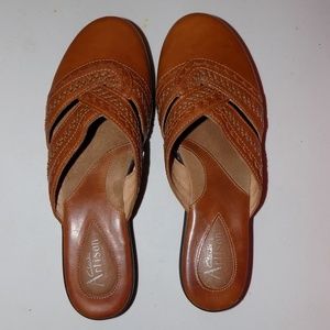 Like new Clarks Artisan  cognac leather 8M